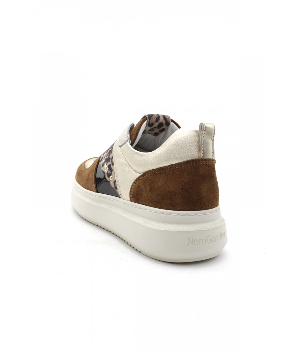 basket nike femme camel